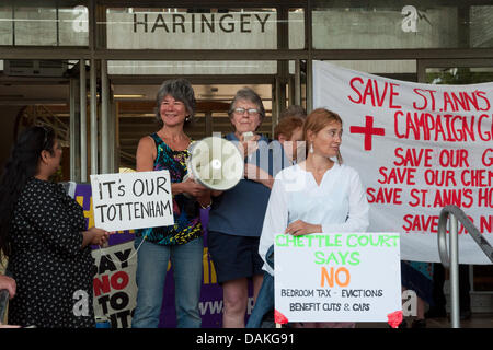 Londra, Regno Unito. Il 15 luglio 2013. Gruppi delle comunità locali di tenere un rally al di fuori di Haringey Civic Center, seguita da rappresentanze di Haringey la riunione del consiglio di andare all'interno dell'edificio. Il rally gli organizzatori - Haringey alleanza per beneficiare della giustizia, Haringey difendere alloggiamento del Consiglio, e la nostra rete di Tottenham - sono state chiamando per un arresto di tagli alle prestazioni, conveniente e sicuro alloggiamento per tutti e la Comunità hanno portato a miglioramenti. Credito: Patricia Phillips/Alamy Live News Foto Stock