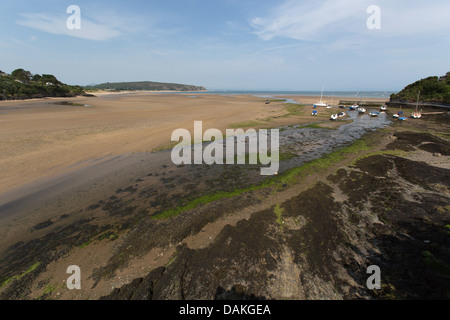 Villaggio di Abersoch, Galles. Elevata pittoresca vista Abersoch Harbour Beach con la bassa marea. Foto Stock