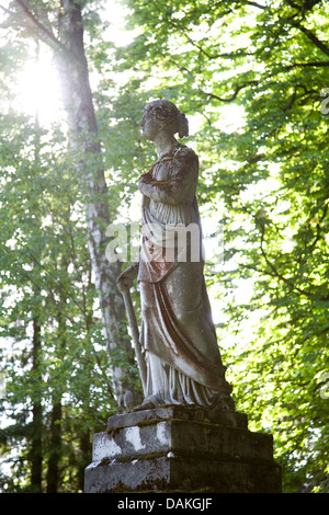 Figura di pietra sul cimitero di onore, GERMANIA Baden-Wuerttemberg, Baden-Baden Foto Stock