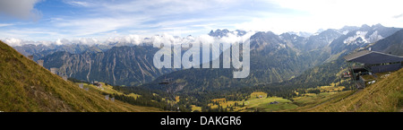 Vista dalla Fellhorn (2038 m) a Kleinwalsertal (Voralberg, Austria), in Germania, in Baviera Foto Stock