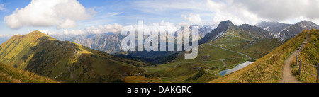 Vista sul Fellhorn (sinistro, 2038 m), theSchlappoltsee e il Kanzelwand (2058 m) a Kleinwalsertal (Voralberg, Austria), in Germania, in Baviera, Allgaeu, Oberstdorf Foto Stock