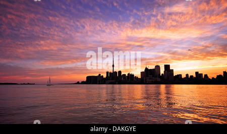 Toronto skyline lungo il porto al tramonto Foto Stock