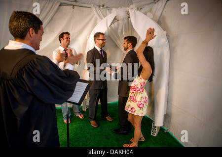 Un vice commissario dei matrimoni civili in West Hollywood, CA, officiates a un matrimonio civile cerimonia per un maschio gay giovane. Foto Stock