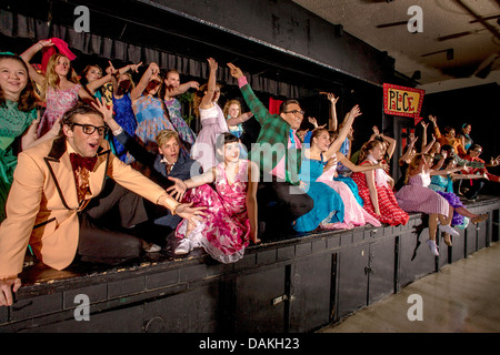 Negli anni cinquanta abbigliamento, il cast di uno studente di produzione musicale del 'grasso' esegue un ensemble numero. Foto Stock