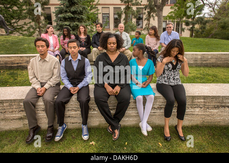 Un multi-gruppo etnico pratiche di meditazione trascendentale per motivi di Chapman College in arancione, CA. Nota gamma di età. Foto Stock