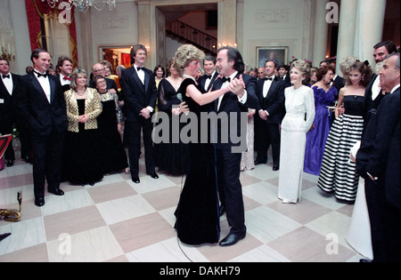 Diana, principessa di Galles danze con il cantante Neil Diamond durante una casa Bianca Cena di Gala il 9 novembre 1985 a Washington, DC. Foto Stock