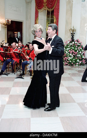 Diana, principessa di Galles danze con il presidente statunitense Ronald Reagan durante una casa Bianca Cena di Gala il 9 novembre 1985 a Washington, DC. Foto Stock