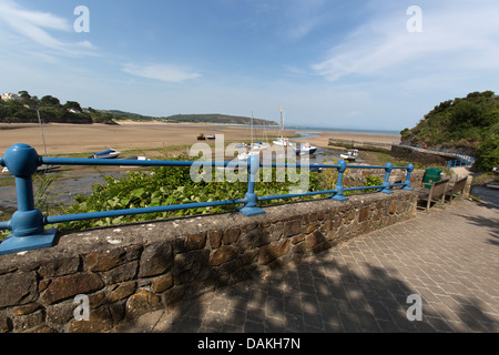 Villaggio di Abersoch, Galles. Vista pittoresca su un percorso che conduce al Abersoch harbour beach e Jetty. Foto Stock