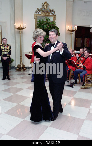 Diana, principessa di Galles danze con il presidente statunitense Ronald Reagan durante una casa Bianca Cena di Gala il 9 novembre 1985 a Washington, DC. Foto Stock