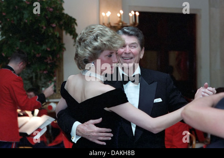 Diana, principessa di Galles danze con il presidente statunitense Ronald Reagan durante una casa Bianca Cena di Gala il 9 novembre 1985 a Washington, DC. Foto Stock