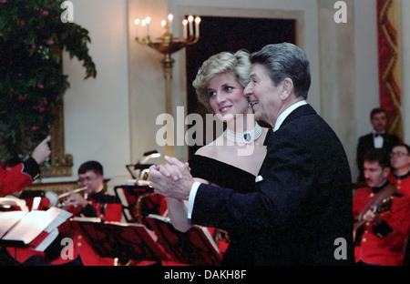 Diana, principessa di Galles danze con il presidente statunitense Ronald Reagan durante una casa Bianca Cena di Gala il 9 novembre 1985 a Washington, DC. Foto Stock