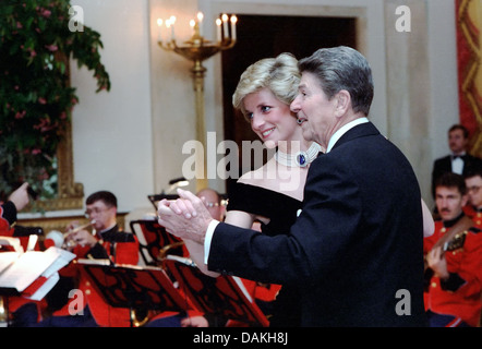 Diana, principessa di Galles danze con il presidente statunitense Ronald Reagan durante una casa Bianca Cena di Gala il 9 novembre 1985 a Washington, DC. Foto Stock