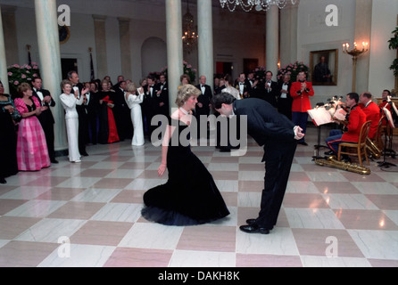 Attore John Travolta archi a Diana, Principessa del Galles dopo la loro danza durante una casa Bianca Cena di Gala il 9 novembre 1985 a Washington, DC. Foto Stock