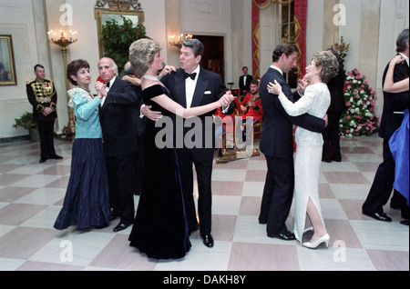 Diana, principessa di Galles danze con il Presidente Ronald Reagan come in primo luogo Signora Nancy Reagan danze con il Principe Carlo durante una casa Bianca Cena di Gala il 9 novembre 1985 a Washington, DC. Foto Stock