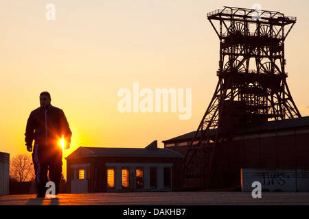I bambini con cityroller in Consol parc della ex miniera di carbone Cosolidation, in Germania, in Renania settentrionale-Vestfalia, la zona della Ruhr, Gelsenkirchen Foto Stock