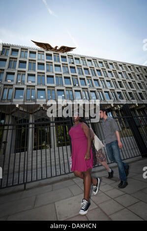 Londra, UK, 15 luglio 2013. Una cinquantina di sostenitori si riuniranno presso l ambasciata americana a Londra in risposta al aquittal di George Zimmerman per riprese morto adolescente nero Trayvon Martin. Credito: Lee Thomas/Alamy Live News Foto Stock