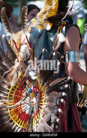 L'orgogliosa nazione Mohawk che vivono in Kahnawake comunità native situato sulla riva sud del San Lorenzo in Québec Canada celebra è Pow-Wow annuale con danze tradizionali e musica del tamburo Foto Stock