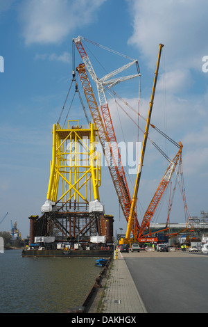 La spedizione di sottostazione per impianti eolici offshore in porto , Germania, Bremerhaven Foto Stock