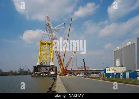 La spedizione di sottostazione per impianti eolici offshore in porto , Germania, Bremerhaven Foto Stock