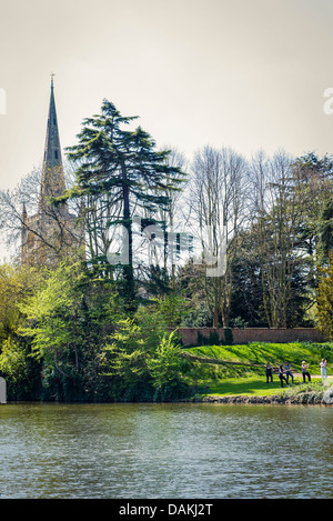 Un gruppo pratica Tai-Chi accanto alla chiesa della Trinità sulle rive del fiume Avon in Stratford-Upon-Avon, Regno Unito Foto Stock