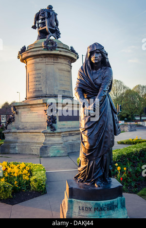 Statua di Lady Macbeth al Shakespeare memorial dal Signore Ronald Gower in bronzo, Bancroft giardini, Stratford-Upon-Avon, Regno Unito Foto Stock