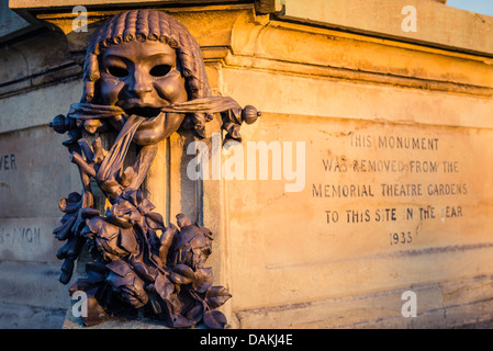 Base del Monumento di Shakespeare da Lord Ronald Gower in bronzo, Bancroft giardini, Stratford-Upon-Avon, Regno Unito Foto Stock