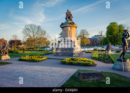 Statue a Shakespeare memorial dal Signore Ronald Gower in bronzo, Bancroft giardini, Stratford-Upon-Avon, Regno Unito Foto Stock