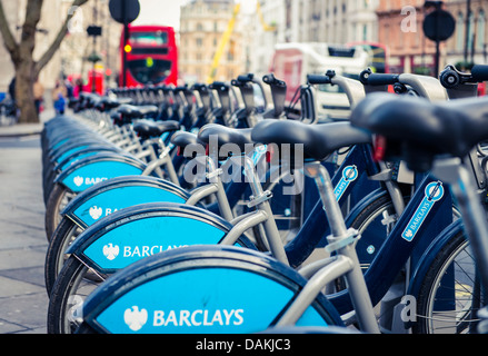 Fila di biciclette in affitto a Londra Foto Stock