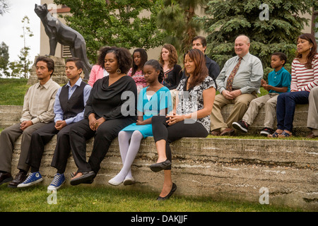 Un gruppo multietnico di pratiche di meditazione trascendentale per motivi di Chapman College in arancione CA. Nota ampia gamma di età. Foto Stock