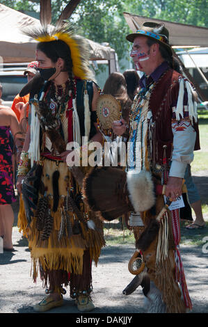 L'orgogliosa nazione Mohawk che vivono in Kahnawake comunità native situato sulla riva sud del San Lorenzo in Québec Canada celebra è Pow-Wow annuale con balli tradizionali e tamburo musica : Luglio13-14 2013 Foto Stock