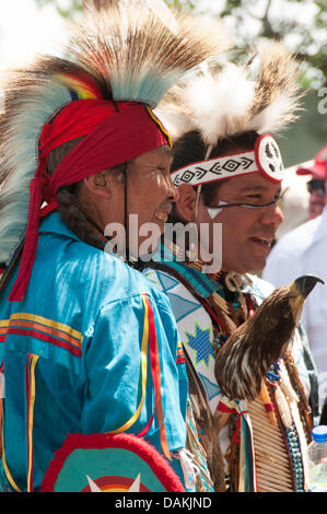 L'orgogliosa nazione Mohawk che vivono in Kahnawake comunità native situato sulla riva sud del San Lorenzo in Québec Canada celebra è Pow-Wow annuale con balli tradizionali e tamburo musica : Luglio13-14 2013 Foto Stock