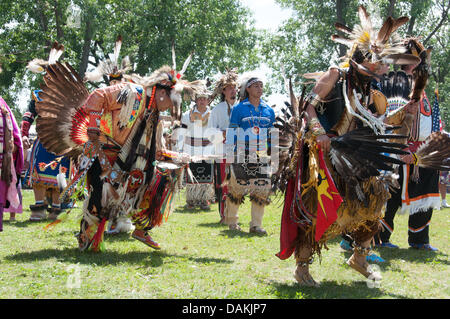 L'orgogliosa nazione Mohawk che vivono in Kahnawake comunità native situato sulla riva sud del San Lorenzo in Québec Canada celebra è Pow-Wow annuale con balli tradizionali e tamburo musica : Luglio13-14 2013 Foto Stock