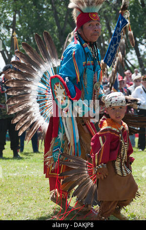 L'orgogliosa nazione Mohawk che vivono in Kahnawake comunità native situato sulla riva sud del San Lorenzo in Québec Canada celebra è Pow-Wow annuale con balli tradizionali e tamburo musica : Luglio13-14 2013 Foto Stock