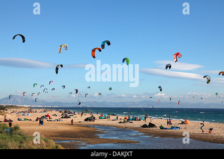 Il kite surf in spiaggia, Spagna, Andalusia, Valdevaqueros Tarifa Foto Stock