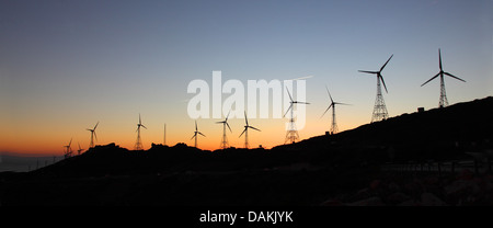 Mulini a vento nella gamma della montagna vicino alla costa, atmosfera serale, Spagna, Andalusia, Tarifa Foto Stock