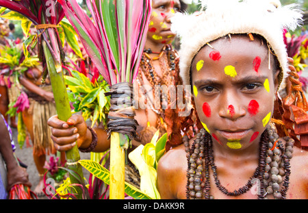 Giovane ragazza nel Selehoto Alunumuno tribù in tradizionali abiti tribali e con la sua faccia dipinta, Highlands di Papua Nuova Guinea Foto Stock