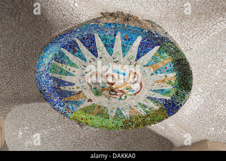 Mosaico medaglione in camera Hypostyle nel Parco Güell - Gracia, Barcellona, in Catalogna, Spagna Foto Stock