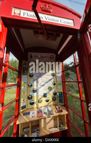 Campo Flodden, Settembre 9 1513 battaglia, inglese sconfitto scozzesi. Il più piccolo al mondo visitor center convertito da telefono rosso scatola. Foto Stock