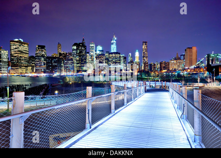 La parte inferiore di Manhattan skyline visto da Brooklyn a New York City. Foto Stock