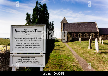 Branxton, Northumberland, Flodden Field, 1513 battaglia Scots v inglese - la chiesa con 'dopo la battaglia' luogo di sepoltura segno Foto Stock