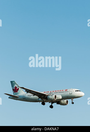 Un Air Canada Airbus A319-114 aereo in volo e sull approccio finale per l'atterraggio all'Aeroporto Internazionale di Vancouver. Foto Stock