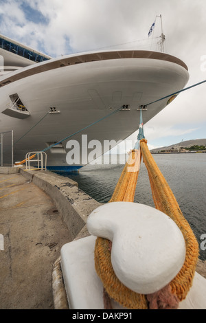 La 290 metri nave da crociera Diamond Princess si allontana dalla porta in un nuovo viaggio. Foto Stock