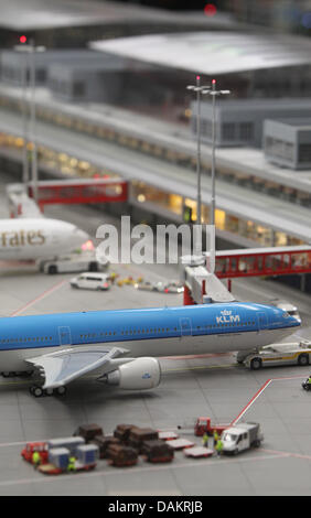 Piani in miniatura sono situati sull'aeroporto 'Knuffigen' presso il paese delle meraviglie in miniatura di Amburgo, Germania, 04 maggio 2011. Il nuovo aeroporto Knuffigen è stata completata dopo sei anni di lavori di costruzione e più di 150.000 ore di lavoro ed è ora una nuova attrazione presso il più grande modello di layout ferroviarie nel mondo. Foto: Malte cristiani Foto Stock