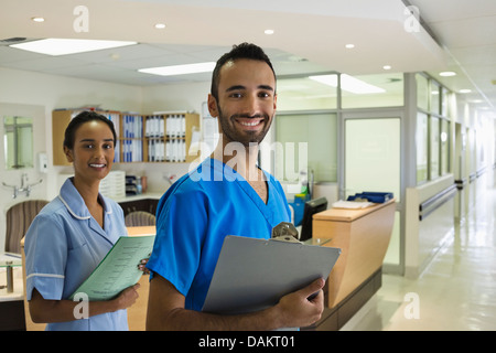 Gli infermieri sorridente in ospedale in corridoio Foto Stock