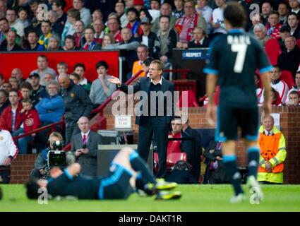 Schalke allenatore Ralf Rangnick gesti durante la Champions League semi finale seconda gamba partita di calcio tra Manchester United e FC Schalke 04 all'Old Trafford Stadium di Manchester, Inghilterra 04 maggio 2011. Foto: Bernd Thissen dpa Foto Stock