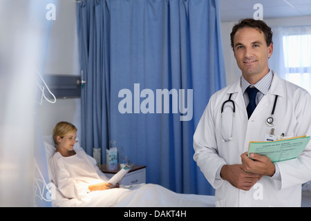 Medico sorridente in camera di ospedale Foto Stock