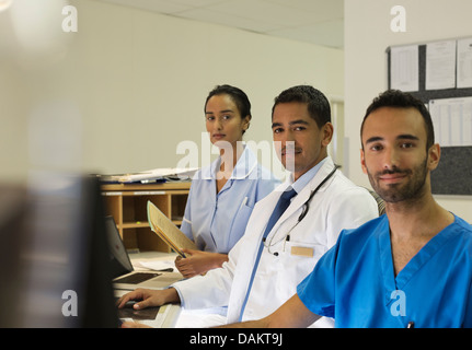 Il personale ospedaliero in piedi dietro il banco anteriore Foto Stock