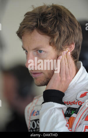 British driver di Formula Uno Jenson Button alla McLaren Mercedes si erge in garage durante la seconda sessione di prove sul circuito di Istanbul Park, al di fuori di Istanbul, Turchia, 06 mai 2011. Il Gran Premio di Formula Uno di Turchia avrà luogo il 08 maggio 2011. Foto: David Ebener dpa Foto Stock