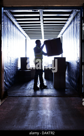 Lavoratore scatole di impilamento in van Foto Stock