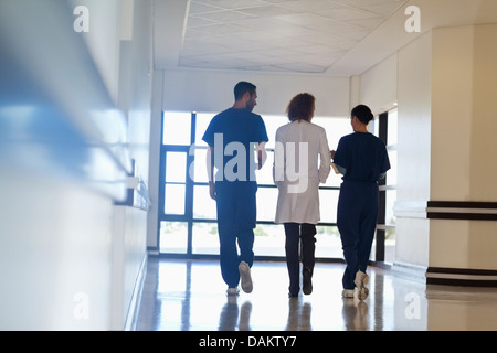 Il personale ospedaliero a parlare in corridoio Foto Stock